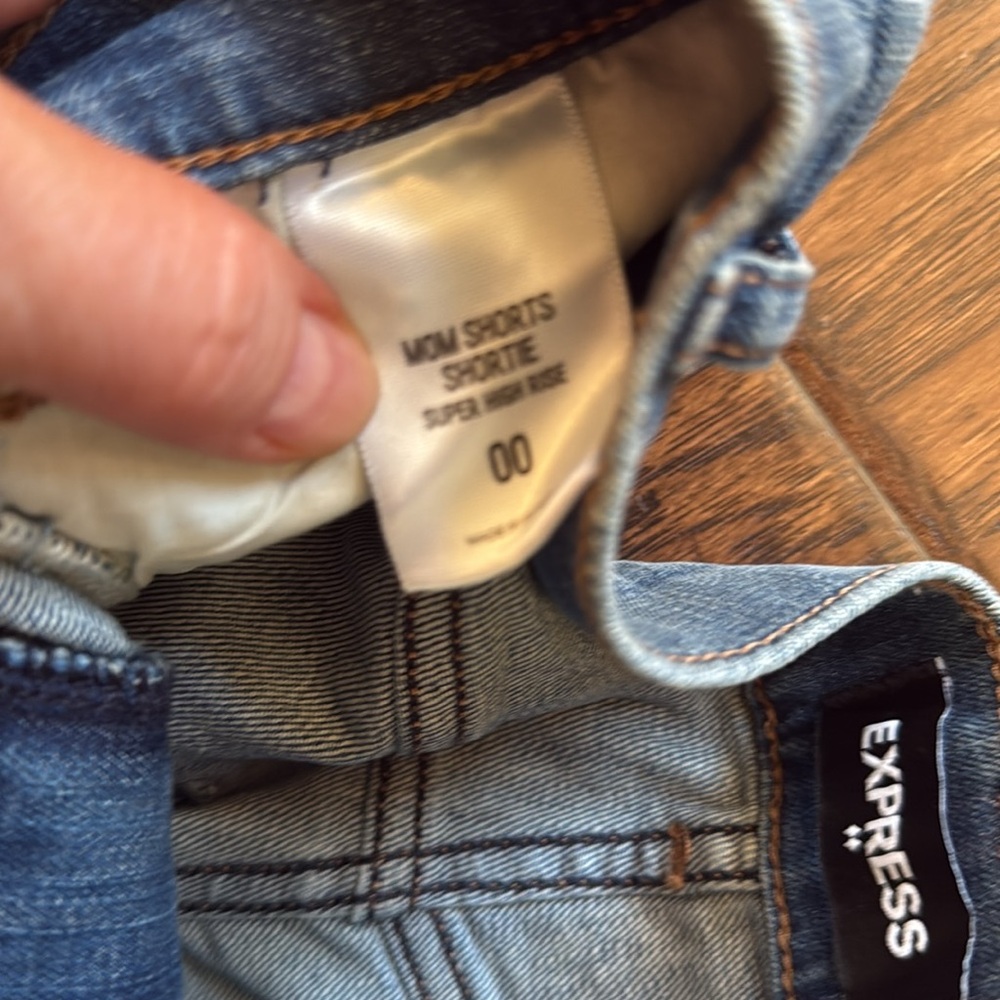 NWT!  Express Blue Mom Jean Shorts High-Waisted Cuffed, size 00 - Picture 5 of 6